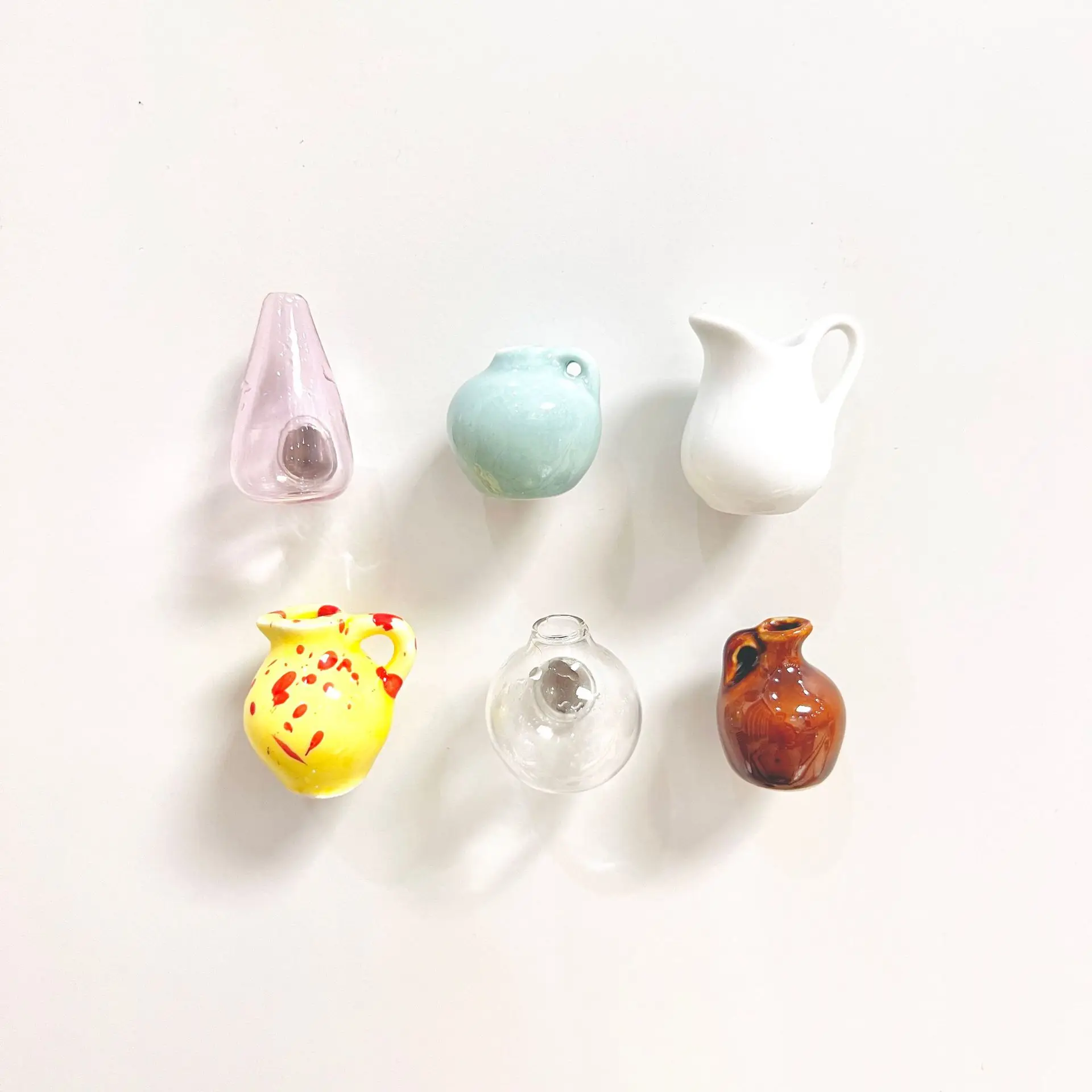 Mini ceramiczny wazonik z magnesem na lodówkę 🌸