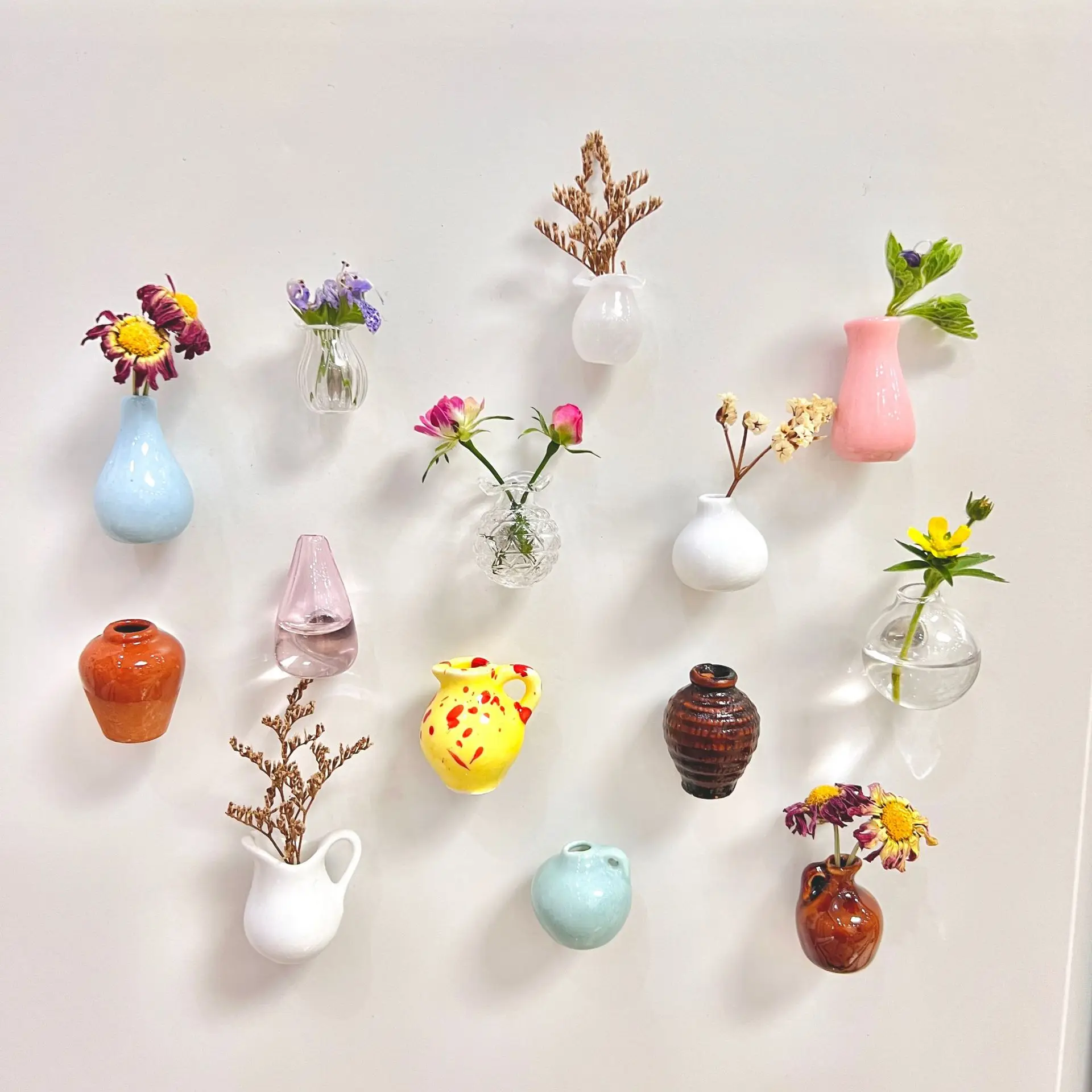 Mini ceramiczny wazonik z magnesem na lodówkę 🌸